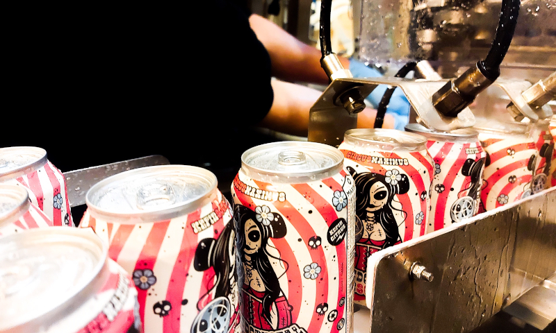 Canning line met Wicked Crystal speciaalbier blikjes in de Maximus Brouwerij